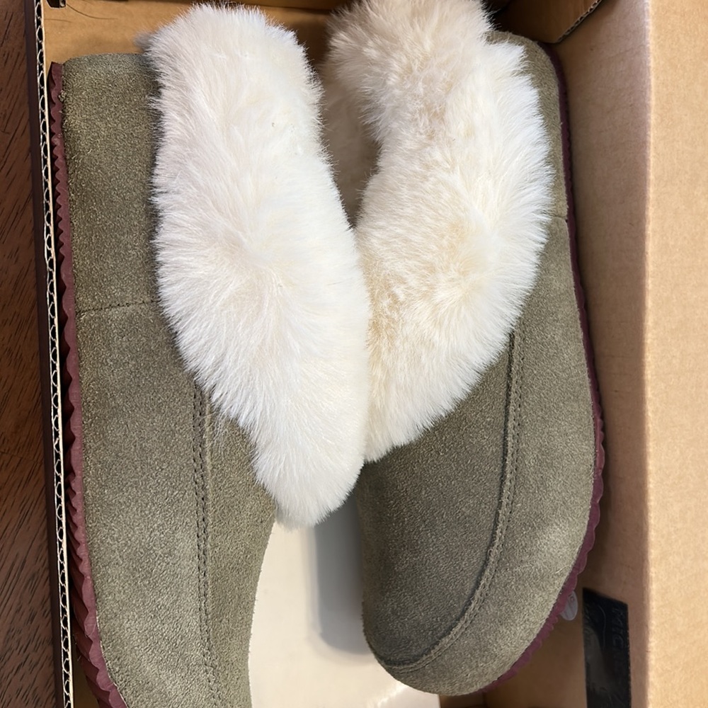 New in box sorel slippers. Sorel Go Coffee Run slippers. Stone green.